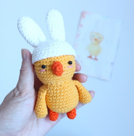 Пасхальный цыпленок с заячьими ушками крючком амигуруми